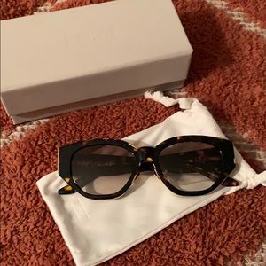 DEZI CHARGE IT SUNGLASSES